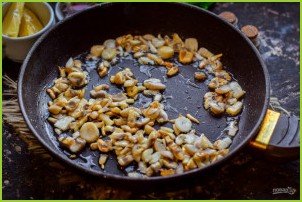 Салат с грибами и сыром - фото шаг 3