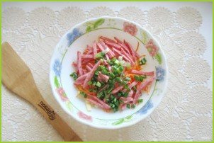 Салат с копченой колбасой, кукурузой и морковью - фото шаг 5