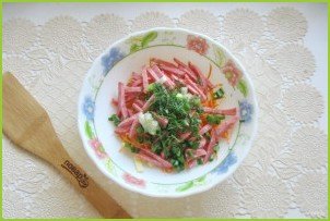 Салат с копченой колбасой, кукурузой и морковью - фото шаг 6