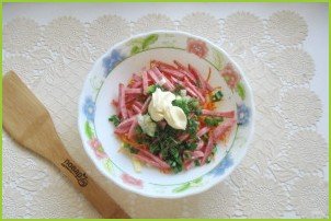 Салат с копченой колбасой, кукурузой и морковью - фото шаг 7