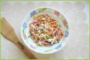 Салат с копченой колбасой, кукурузой и морковью - фото шаг 8