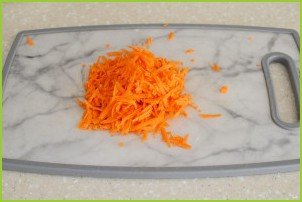 Салат с сердечками, морковью и луком - фото шаг 3