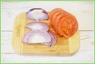 Стейк с томатным салатом и сливочным шпинатом - фото шаг 2