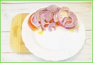 Стейк с томатным салатом и сливочным шпинатом - фото шаг 3