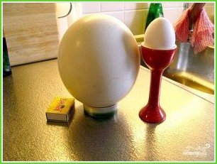 Яичница из страусиного яйца - фото шаг 1