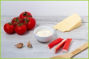 Крабовый салат с сыром и помидорами - фото шаг 1