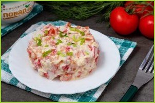 Крабовый салат с сыром и помидорами - фото шаг 5