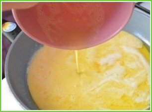 Омлет с фаршем на сковороде - фото шаг 5