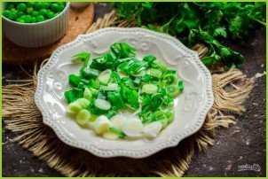 Салат из шпротов с зеленым горошком - фото шаг 3