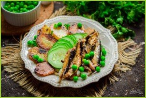 Салат из шпротов с зеленым горошком - фото шаг 7