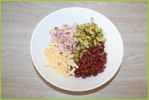Салат с фасолью, ветчиной и сухариками - фото шаг 3