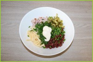 Салат с фасолью, ветчиной и сухариками - фото шаг 5