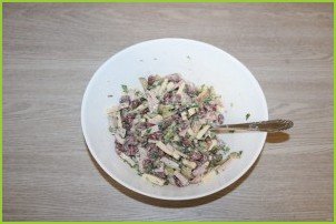 Салат с фасолью, ветчиной и сухариками - фото шаг 6