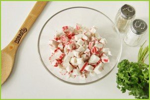 Салат с крабовыми палочками и кириешками - фото шаг 2