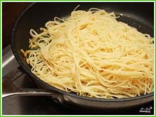 Спагетти с чесноком и маслом - фото шаг 5