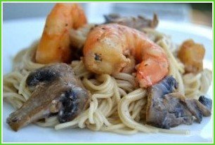 Спагетти с креветками и грибами - фото шаг 11