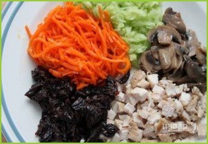 Куриный салат с черносливом и грибами - фото шаг 6