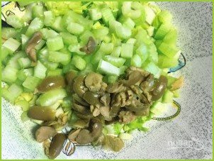 Салат из оливок и сельдерея - фото шаг 2