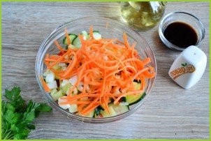 Салат из помидоров, огурцов и моркови - фото шаг 5