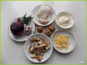 Салат с кальмарами, грибами и орехами - фото шаг 1