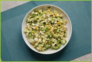 Салат с кукурузой и сельдереем - фото шаг 6