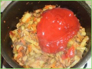 Солянка с колбасой и грибами - фото шаг 10