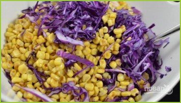 Салат из капусты и кукурузы - фото шаг 3