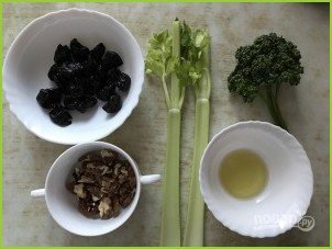 Салат из сельдерея с черносливом - фото шаг 1