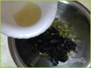 Салат из сельдерея с черносливом - фото шаг 5