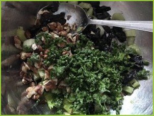 Салат из сельдерея с черносливом - фото шаг 6