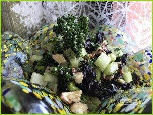 Салат из сельдерея с черносливом - фото шаг 7