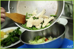 Салат из стручковой фасоли с курицей - фото шаг 14