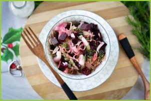 Салат из свеклы и квашеной капусты - фото шаг 10