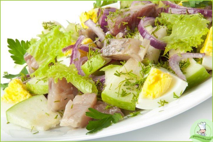 Салат из свежей зелени с сельдью и яйцами - фото шаг 1