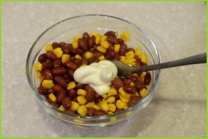 Салат с фасолью, кукурузой и сухариками - фото шаг 4