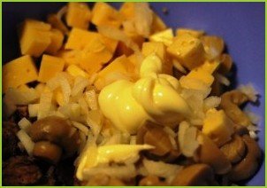 Салат с грибами и кириешками - фото шаг 4
