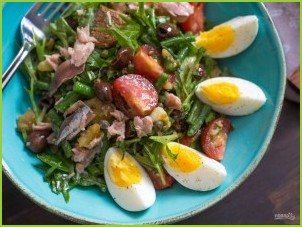 Салат с консервированным тунцом и яйцом - фото шаг 8
