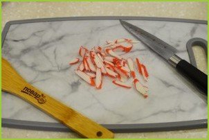 Салат с крабовыми палочками и помидорами - фото шаг 1