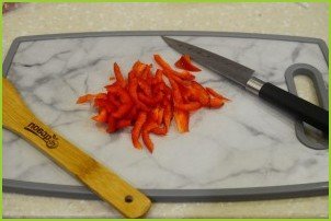 Салат с крабовыми палочками и помидорами - фото шаг 2