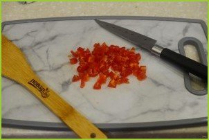 Салат с крабовыми палочками и помидорами - фото шаг 3