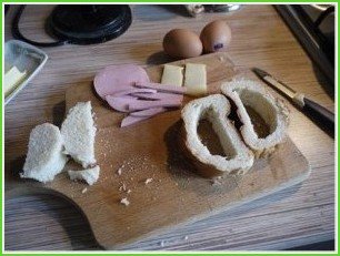 Яичница в хлебе с колбасой и сыром - фото шаг 1