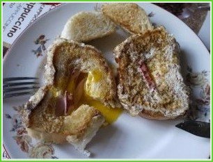 Яичница в хлебе с колбасой и сыром - фото шаг 4