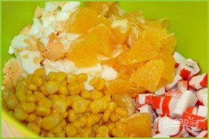 Крабовый салат с апельсинами - фото шаг 6