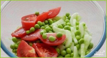 Салат из капусты и зеленого горошка - фото шаг 2