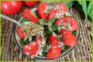 Салат из помидоров с кунжутом, семечками и семенами льна - фото шаг 6