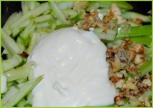 Салат из сельдерея с орехами - фото шаг 4