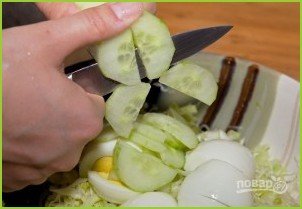 Салат с капустой и огурцом - фото шаг 5