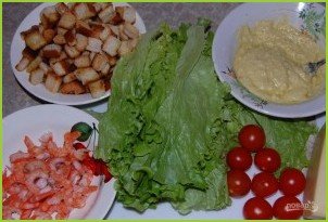 Салат с креветками и помидором - фото шаг 9