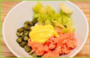 Салат с семгой и овощами - фото шаг 3