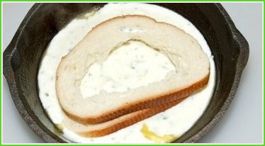 Яичница в хлебе в духовке - фото шаг 3